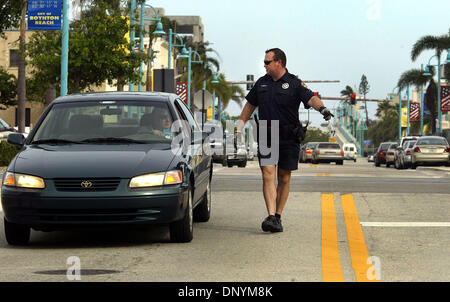 Feb 03, 2006 ; Boyton Beach, FL, USA ; pendant qu'à pied, Boynton Beach policier Frank Danysh pas dans l'Avenue de l'océan pour tirer sur un chauffeur qui a raté un panneau d'arrêt à la dernière intersection Vendredi, 3 février 2006, au centre-ville de Boynton Beach. Danysh et quatre autres officiers font partie de la nouvelle équipe d'action communautaire, en ravivant le vélo-patrouille, qui approche Banque D'Images