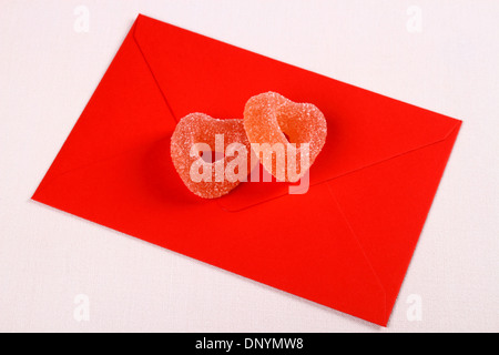 Deux coeurs de bonbons de sucre rouge sur lettre d'amour, Close up Banque D'Images