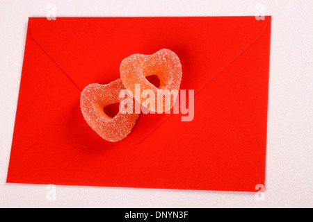 Deux coeurs de bonbons de sucre sur l'enveloppe rouge, Close up Banque D'Images