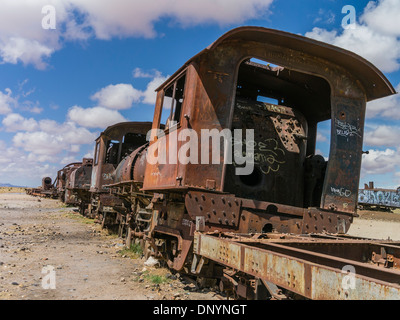 Cimetière de train bolivien composé d'anciennes locomotives à vapeur et trains anciens abandonnés dans Salar de Uyuni, Bolivie. Banque D'Images