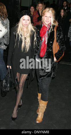 Feb 06, 2006 ; New York, NY, USA ; Modèles Theodora et Alexandra RICHARDS aux arrivées à l'automne 2006 Marc Jacobs fashion show qui a eu lieu au cours de l'Olympus Fashionweek au Lexington Armory. Crédit obligatoire : Photo par Nancy/Kaszerman ZUMA Press. (©) Copyright 2006 by Kaszerman Banque D'Images