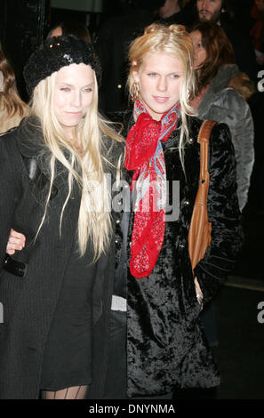 Feb 06, 2006 ; New York, NY, USA ; Modèles Theodora et Alexandra RICHARDS aux arrivées à l'automne 2006 Marc Jacobs fashion show qui a eu lieu au cours de l'Olympus Fashionweek au Lexington Armory. Crédit obligatoire : Photo par Nancy/Kaszerman ZUMA Press. (©) Copyright 2006 by Kaszerman Banque D'Images