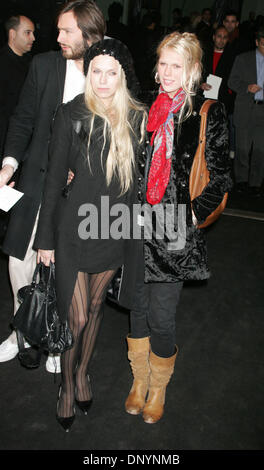 Feb 06, 2006 ; New York, NY, USA ; Modèles Theodora et Alexandra RICHARDS aux arrivées à l'automne 2006 Marc Jacobs fashion show qui a eu lieu au cours de l'Olympus Fashionweek au Lexington Armory. Crédit obligatoire : Photo par Nancy/Kaszerman ZUMA Press. (©) Copyright 2006 by Kaszerman Banque D'Images