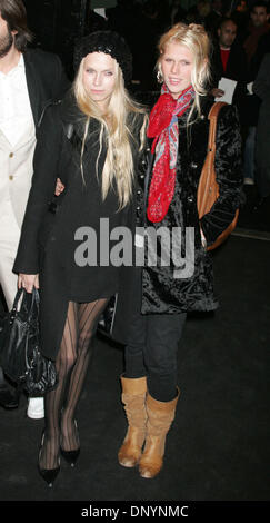 Feb 06, 2006 ; New York, NY, USA ; Modèles Theodora et Alexandra RICHARDS aux arrivées à l'automne 2006 Marc Jacobs fashion show qui a eu lieu au cours de l'Olympus Fashionweek au Lexington Armory. Crédit obligatoire : Photo par Nancy/Kaszerman ZUMA Press. (©) Copyright 2006 by Kaszerman Banque D'Images