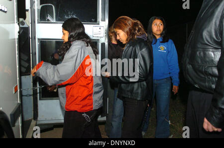 Feb 06, 2006 ; Mead Valley, CA, USA ; plus de 40 immigrants illégaux charger un bus pour expulsion après qu'ils ont été trouvés à l'intérieur d'une maison dans la vallée de l'hydromel, le lundi. Les autorités de l'Immigration and Customs Enforcement) et le Riverside County Sheriff's Department une descente dans une maison après un conseil les a menés à la résidence. Crédit obligatoire : Photo de Steven K. Doi/ZUMA Press. (©) Copyright 2006 par l'al. Banque D'Images