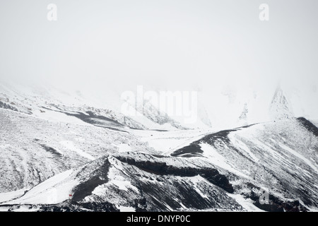 Deception Island montagnes enneigées Antarctique // DECEPTION ISLAND, Antarctique — montagnes enneigées derrière l'ancienne station baleinière de Whalers Bay sur Deception Island. Deception Island, dans les îles Shetland du Sud, est une caldeira d'un volcan et est composée de roches volcaniques. Banque D'Images