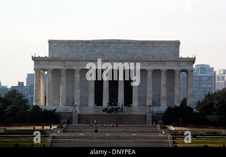 Feb 07, 2006 ; Washington, DC, USA ; Le Mémorial de Lincoln à Washington, DC. À partir de ses célèbres symboles du patriotisme de ses quartiers à découvrir, les vues et les sons de la capitale du pays inspirer des millions de visiteurs chaque année. Rempli de célèbres sites touristiques, attractions, et un calendrier sans fin d'événements spéciaux, Washington, DC propose toute l'année des exper inspirante Banque D'Images