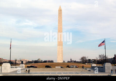 Feb 07, 2006 ; Washington, DC, USA ; Le Washington Monument situé à Washington, DC. À partir de ses célèbres symboles du patriotisme de ses quartiers à découvrir, les vues et les sons de la capitale du pays inspirer des millions de visiteurs chaque année. Rempli de célèbres sites touristiques, attractions, et un calendrier sans fin d'événements spéciaux, Washington, DC propose toute l'année des ex d'inspiration Banque D'Images