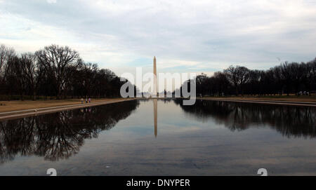 Feb 07, 2006 ; Washington, DC, USA ; Le Washington Monument situé à Washington, DC. À partir de ses célèbres symboles du patriotisme de ses quartiers à découvrir, les vues et les sons de la capitale du pays inspirer des millions de visiteurs chaque année. Rempli de célèbres sites touristiques, attractions, et un calendrier sans fin d'événements spéciaux, Washington, DC propose toute l'année des ex d'inspiration Banque D'Images