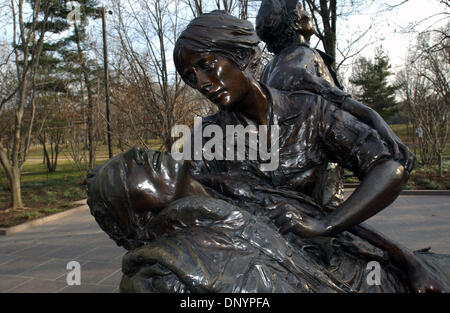Feb 07, 2006 ; Washington, DC, USA ; Les anciens combattants du Vietnam War Memorial Le dévouement des infirmières situé à Washington, DC. À partir de ses célèbres symboles du patriotisme de ses quartiers à découvrir, les vues et les sons de la capitale du pays inspirer des millions de visiteurs chaque année. Rempli de célèbres sites touristiques, attractions, et un calendrier sans fin d'événements spéciaux, de Washington, DC Banque D'Images