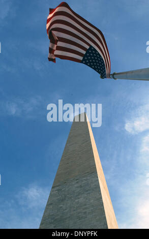 Feb 07, 2006 ; Washington, DC, USA ; Le Washington Monument avec un drapeau américain situé à Washington, DC. À partir de ses célèbres symboles du patriotisme de ses quartiers à découvrir, les vues et les sons de la capitale du pays inspirer des millions de visiteurs chaque année. Rempli de célèbres sites touristiques, attractions, et un calendrier sans fin d'événements spéciaux, Washington, DC o Banque D'Images