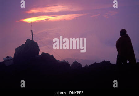 Feb 07, 2006 ; Boyolali, Central Java, Indonésie ; (Photo d'archives : February 10th, 2005) Un pèlerinage ressemble au lever du soleil sur le Mont Merapi, un des volcans les plus actifs dans le monde et important lieu sacré pour le palais de Yogyakarta. Pèlerinages gravir la montagne chaque année en fonction de l'année javanais à faire offres traditionnelles. Ils espèrent vivre dans la sécurité et le bien-être. Mand Banque D'Images