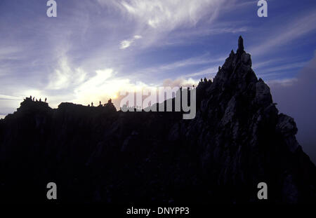 Feb 07, 2006 ; Boyolali, Central Java, Indonésie ; (Photo d'archives : February 10th, 2005) les pèlerinages et les grimpeurs regarder le lever du soleil sur le Mont Merapi, un des volcans les plus actifs dans le monde et important lieu sacré pour le palais de Yogyakarta. Ils escaladent la montagne chaque année en fonction de l'année javanais à faire offres traditionnelles. Ils espèrent vivre dans la sécurité et le bien-être. Banque D'Images