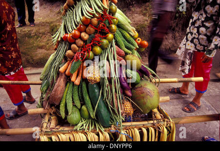 Feb 07, 2006 ; Yogyakarta, le centre de Java, Indonésie ; (Photo : Septembre 4th, 2005) des offrandes de fruits et légumes sont portées en procession lors de rituel annuel à Mountain Merapi, un des volcans les plus actifs dans le monde et l'importance du lieu sacré pour le palais de la ville.Les offres sont faites pour le bien-être du Sultan, les habitants de Yogyakarta et prosp Banque D'Images