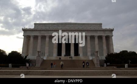 Feb 07, 2006 ; Washington, DC, USA ; sur la photo est le Lincoln Memorial à Washington, DC. À partir de ses célèbres symboles du patriotisme de ses quartiers à découvrir, les vues et les sons de la capitale du pays inspirer des millions de visiteurs chaque année. Rempli de célèbres sites touristiques, attractions, et un calendrier sans fin d'événements spéciaux, Washington, DC propose toute l'année des ins Banque D'Images