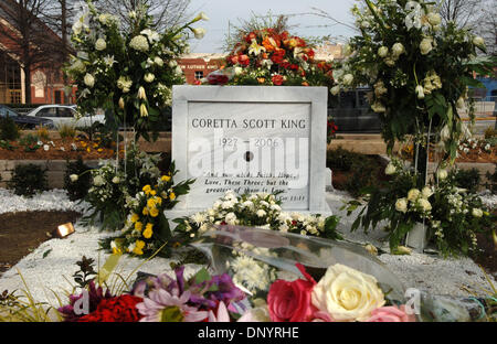 Feb 08, 2006 ; Atlanta, GA, USA ; Coretta Scott King's au repos temporaire place au Centre Martin Luther King à Atlanta. Son corps finira par être enterré dans une tombe à côté de la tombe de son mari, sur une île entourée d'un bassin d'eau. Crédit obligatoire : Photo de Robin Nelson/ZUMA Press. (©) Copyright 2006 by Robin Nelson Banque D'Images