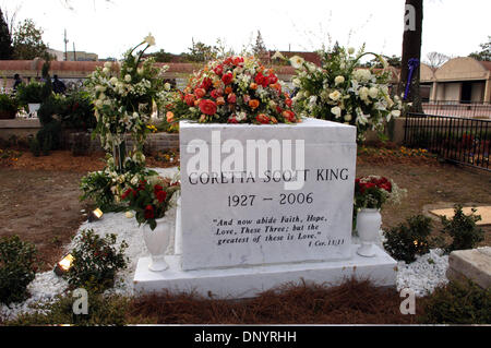 Feb 08, 2006 ; Atlanta, GA, USA ; Coretta Scott King's au repos temporaire place au Centre Martin Luther King à Atlanta. Son corps finira par être enterré dans une tombe à côté de la tombe de son mari, sur une île entourée d'un bassin d'eau. Crédit obligatoire : Photo de Robin Nelson/ZUMA Press. (©) Copyright 2006 by Robin Nelson Banque D'Images