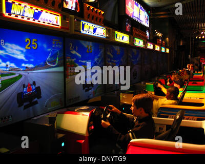 Feb 09, 2006, à Las Vegas, NV, USA ; les enfants jouent au jeu vidéo d'Arcade crédit obligatoire : Photo par Mark Richards/ZUMA Press. (©) Copyright 2006 par Mark Richards Banque D'Images