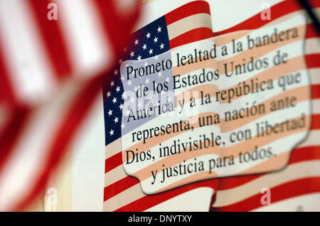 Feb 10, 2006 ; Hidalgo, TX, USA ; l'engagement de alligence écrit en espagnol dans un grade de 1er classe à l'hidalgo élémentaire. Les élèves de l'Élémentaire Hidalgo sont enseignés en anglais et espagnol. Crédit obligatoire : photo par D.L./San Antonio Express-News /ZUMA Press. (©) Copyright 2006 par San Antonio Express-News Banque D'Images