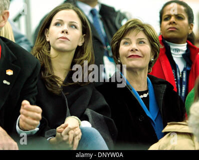 Feb 11, 2006 ; Turin, Italie ; XX Jeux Olympiques d'hiver : la Première dame Laura Bush et sa fille Barbara regardez le 5 000 mètres en patinage de vitesse au cours de l'hiver de 2006 à Turin les Jeux Olympiques. Crédit obligatoire : Photo par K.C. Alfred/SDU-T/ZUMA Press. (©) Copyright 2006 by SDU-T Banque D'Images