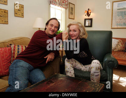 Feb 11, 2006 ; Brentwood, CA, USA ; acteur-voisins JULIE NEWMAR et Jim Belushi ont demandé une trêve dans leur longue guerre de territoire. En 2004, Newmar, 72 ans, qui a joué dans les années 1960 Catwoman série TV 'Batman', 'Belushi appelé le voisin de l'enfer" après qu'elle a prétendu qu'il peint un rouge 'no parking zone' sur le trottoir devant sa maison, obligeant les voitures à parc en face de son chalet. Belush Banque D'Images