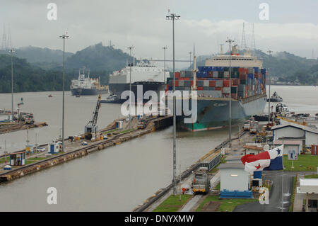 Aug 22, 2006 - Panama City, Panama - l'ol 'ingéniosité' passe par le Canal de Panama pour son long voyage de New York pour le Japon. Le navire, qui a été construit pour traverser le canal étroit, a mis huit heures pour parcourir 50 kilomètres du canal. Depuis son ouverture en août 1914, près de 1 millions de navires ont transité par le canal. (Crédit Image : © Luis J. Jimenez/ZUMA Press) Banque D'Images