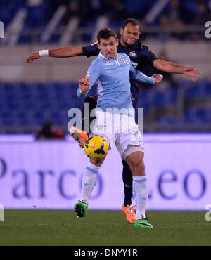 Rome, Italie. 6 janvier, 2014. Miroslav Klose (L) du Latium rivalise avec Rolando de l'Inter Milan durant leur match de football Serie A italienne à Rome, Italie, Jan 6, 2014. Lazio a gagné 1-0. Credit : Alberto Lingria/Xinhua/Alamy Live News Banque D'Images