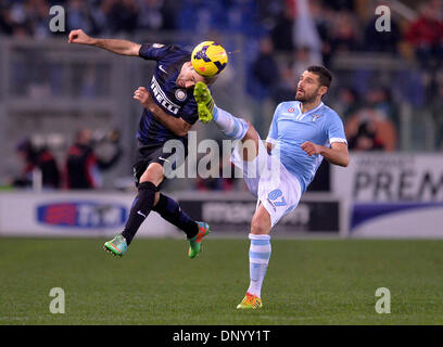 Rome, Italie. 6 janvier, 2014. Sasha Vujačić (R) de la Lazio rivalise avec Rodrigo Palacio de l'Inter Milan durant leur match de football Serie A italienne à Rome, Italie, Jan 6, 2014. Lazio a gagné 1-0. Credit : Alberto Lingria/Xinhua/Alamy Live News Banque D'Images