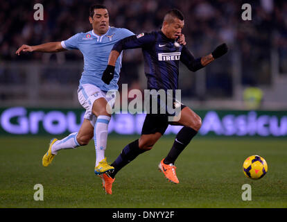 Rome, Italie. 6 janvier, 2014. André Dias (L) du Latium rivalise avec Fredy Guarin de l'Inter Milan durant leur match de football Serie A italienne à Rome, Italie, Jan 6, 2014. Lazio a gagné 1-0. Credit : Alberto Lingria/Xinhua/Alamy Live News Banque D'Images