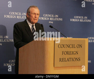 17 févr., 2006 ; New York, NY, USA ; Secrétaire américain de la Défense Donald Rumsfeld parle de "nouvelles réalités de l'âge des médias' à la New York Record On-The-réunion qui a eu lieu au Conseil des Relations extérieures. Crédit obligatoire : Photo par Nancy/Kaszerman ZUMA Press. (©) Copyright 2006 by Kaszerman Banque D'Images