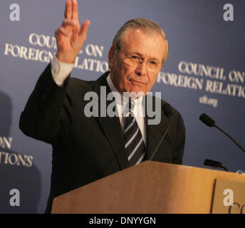 Nov 08, 2006 ; New York, NY, USA ; Le Président George Bush a annoncé aujourd'hui que le secrétaire à la défense, Donald H. Rumsfeld démissionne. Bush est l'ancien chef de la CIA mise en candidature, Robert Gates, pour devenir le prochain secrétaire de la Défense. Le 17 février 2006, le secrétaire américain à la défense Donald Rumsfeld parle de "nouvelles réalités de l'âge des médias' à la New York record à la réunion tenue au Conseil Banque D'Images