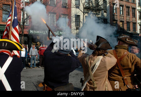 17 févr., 2006, Manhattan, New York, USA ; les membres de la milice d'cSorley «' hors du feu un anniversaire McSorley salute. McSorley's Ale House sur East 7th Street célèbre son 152e anniversaire. McSorley's a ouvert ses portes en 1854 et est au service de son célèbre ale depuis, en l'honneur de l'anniversaire des membres de la milice d'cSorley «» ont défilé dans les rues autour de McSorley's et f Banque D'Images