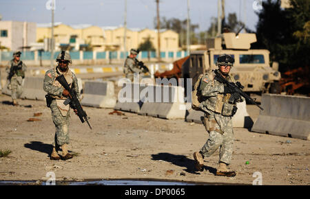 Feb 20, 2006 ; Ar Ramadi, Anbar, l'Iraq ; des soldats du 1er bataillon du 506e Régiment d'infanterie, 101ème Division aéroportée (Air Assualt) en patrouille dans la ville irakienne Ar Ramadi le 20 février, 2006. Crédit obligatoire : Photo par Toby Morris/ZUMA Press. (©) Copyright 2006 par Toby Morris Banque D'Images