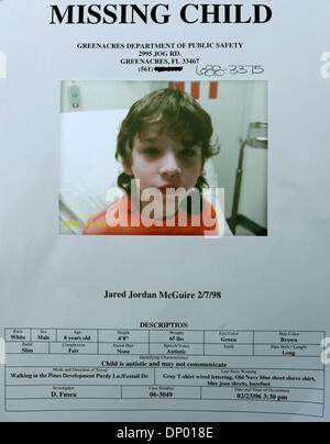 23 févr., 2006 ; Greenacres, FL, USA ; une affiche pour Jared J. McGuire, portés disparus depuis jeudi après-midi, est affichée près de sa maison dans les Pins. Il a été vu pour la dernière fois près de l'intersection du chemin Forest Hill et Jog Boulevard. Un témoin a rapporté avoir vu le garçon d'être contraints à un blanc sale van dernier vu la position direction ouest sur Forest Hill. La police dit qu'il a été enlevé par un homme blanc avec du gris Banque D'Images