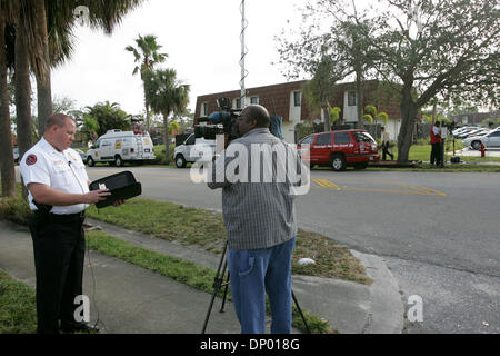 23 févr., 2006 ; Greenacres, FL, USA ; au développement de pins près de Jared McGuire's home, le lieutenant Michael Porath de Greenacres Sécurité publique Dept, informe les médias à propos de Jared J. McGuire, portés disparus depuis jeudi après-midi. Il a été vu pour la dernière fois près de l'intersection du chemin Forest Hill et Jog Boulevard. Un témoin a rapporté avoir vu le garçon d'être contraints à un blanc sale van dernier vu la position w Banque D'Images