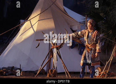 Jan 11, 2006 - Tampa, Florida, USA - Commerce des fourrures re-enactment ou le "Rendez-vous.' chaque année en janvier plus de 1 000 pionniers se rassemblent dans le parc de la rivière Alafia, près de Tampa en Floride, pour passer une semaine de temps de reconstitution d'un camp de fin 1840 les commerçants de fourrure. Dix-huitième siècle Living History vous propose plusieurs rendez-vous, '' tenus dans différentes régions des États-Unis. William Ashley, fondateur de th Banque D'Images