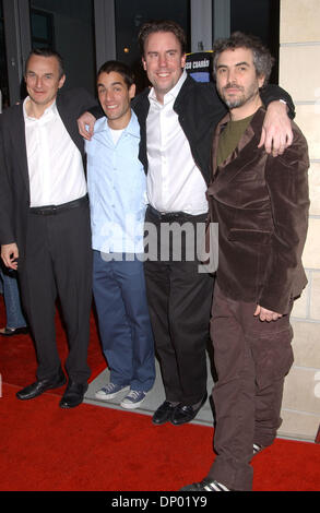 Feb 25, 2006 ; Los Angeles, CA, USA ; Producteur CHRISTIAN VALDELIEVRE, écrivain/administration FERNANDO EIMBCKE et Alfonso Cuaron, et (3e de gauche) Président de Warner Independent Pictures MARK GILL au Duck Season' Los Angeles Premiere tenue à la CalArts RedCat Theatre situé dans le Walt Disney Concert Hall, du centre-ville de Los Angeles : Photo par crédit obligatoire Banque D'Images