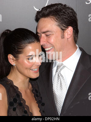 Feb 25, 2006 ; Los Angeles, CA, USA ; l'actrice ANGIE HARMON et mari JASON SEHORN à la 8e édition du Gala des Prix de la Guilde des costumiers qui a eu lieu au Beverly Hilton Hotel. Crédit obligatoire : Photo par Paul Fenton/KPA/ZUMA Press. (©) Copyright 2006 by Paul Fenton Banque D'Images