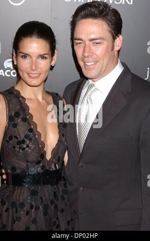 Feb 25, 2006 ; Los Angeles, CA, USA ; l'actrice ANGIE HARMON et mari JASON SEHORN à la 8e édition du Gala des Prix de la Guilde des costumiers qui a eu lieu au Beverly Hilton Hotel. Crédit obligatoire : Photo par Paul Fenton/KPA/ZUMA Press. (©) Copyright 2006 by Paul Fenton Banque D'Images