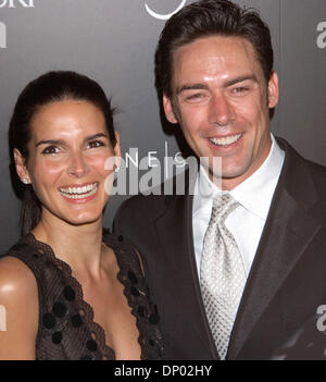 Feb 25, 2006 ; Los Angeles, CA, USA ; l'actrice ANGIE HARMON et mari JASON SEHORN à la 8e édition du Gala des Prix de la Guilde des costumiers qui a eu lieu au Beverly Hilton Hotel. Crédit obligatoire : Photo par Paul Fenton/KPA/ZUMA Press. (©) Copyright 2006 by Paul Fenton Banque D'Images