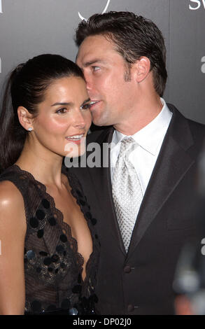 Feb 25, 2006 ; Los Angeles, CA, USA ; l'actrice ANGIE HARMON et mari JASON SEHORN à la 8e édition du Gala des Prix de la Guilde des costumiers qui a eu lieu au Beverly Hilton Hotel. Crédit obligatoire : Photo par Paul Fenton/KPA/ZUMA Press. (©) Copyright 2006 by Paul Fenton Banque D'Images