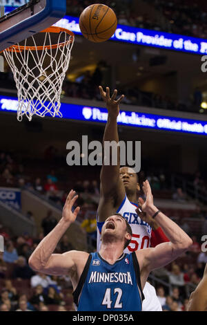 6 janvier 2014 : Philadelphia 76ers avant Lavoy Allen (50) atteint pour le rebond sur Minnesota Timberwolves avant Kevin Love (42) au cours de la NBA match entre les Minnesota Timberwolves et les Philadelphia 76ers au Wells Fargo Center de Philadelphie, Pennsylvanie. Les Timberwolves gagner 126-95. Christopher (Szagola/Cal Sport Media) Banque D'Images