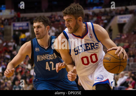 6 janvier 2014 : Philadelphia 76ers center Spencer HAWES (00) disques durs pour le panier avec Minnesota Timberwolves avant Kevin Love (42) le garder pendant le jeu NBA entre les Minnesota Timberwolves et les Philadelphia 76ers au Wells Fargo Center de Philadelphie, Pennsylvanie. Les Timberwolves gagner 126-95. Christopher (Szagola/Cal Sport Media) Banque D'Images