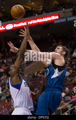 6 janvier 2014 : Minnesota Timberwolves avant Kevin Love (42) coups la balle avec les Philadelphia 76ers avant Thaddeus Young (21) le garder pendant le jeu NBA entre les Minnesota Timberwolves et les Philadelphia 76ers au Wells Fargo Center de Philadelphie, Pennsylvanie. Les Timberwolves gagner 126-95. Christopher (Szagola/Cal Sport Media) Banque D'Images