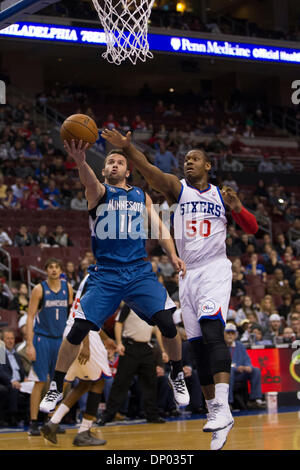 6 janvier 2014 : Minnesota Timberwolves point guard J.J. Barea (11) monte pour le coup avec les Philadelphia 76ers avant Lavoy Allen (50) le garder pendant le jeu NBA entre les Minnesota Timberwolves et les Philadelphia 76ers au Wells Fargo Center de Philadelphie, Pennsylvanie. Les Timberwolves gagner 126-95. Christopher (Szagola/Cal Sport Media) Banque D'Images