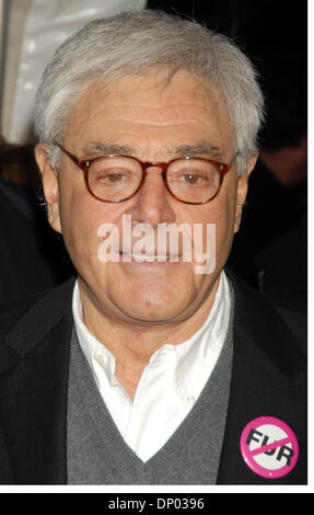 Feb 27, 2006 ; New York, NY, USA ; Directeur RICHARD DONNER au "16 blocs" New York Premiere qui a eu lieu à la Ziegfield Theatre. Crédit obligatoire : Photo par Dan Herrick/KPA/ZUMA Press. (©) Copyright 2006 by Dan Herrick Banque D'Images