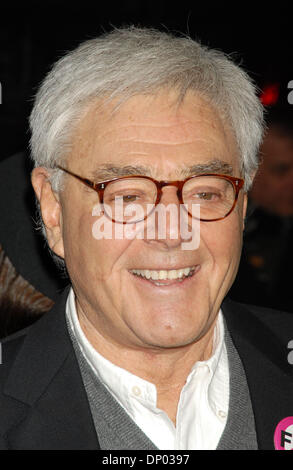 Feb 27, 2006 ; New York, NY, USA ; Directeur RICHARD DONNER au "16 blocs" New York Premiere qui a eu lieu à la Ziegfield Theatre. Crédit obligatoire : Photo par Dan Herrick/KPA/ZUMA Press. (©) Copyright 2006 by Dan Herrick Banque D'Images