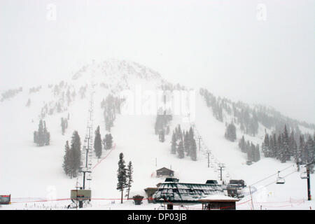 27 févr., 2006 ; Mammoth Lakes, CA, USA ; une tempête de pluie et de neige qui a permis à de nombreuses parties de la Californie continue de faire des ravages dans les montagnes de la Sierra Nevada. Le total de la neige pour les deux jours est de 39 pouces et de comptage. Sur la photo : Mammoth moutain dans presque les voiles blancs. Crédit obligatoire : Photo par Marianna Massey Jour/ZUMA Press. (©) Copyright 2006 par Marianna Jour Banque D'Images