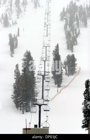 27 févr., 2006 ; Mammoth Lakes, CA, USA ; une tempête de pluie et de neige qui a permis à de nombreuses parties de la Californie continue de faire des ravages dans les montagnes de la Sierra Nevada. Le total de la neige pour les deux jours est de 39 pouces et de comptage. Sur la photo : Mammoth moutain dans presque les voiles blancs. Crédit obligatoire : Photo par Marianna Massey Jour/ZUMA Press. (©) Copyright 2006 par Marianna Jour Banque D'Images