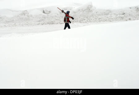 27 févr., 2006 ; Mammoth Lakes, CA, USA ; une tempête de pluie et de neige qui a permis à de nombreuses parties de la Californie continue de faire des ravages dans les montagnes de la Sierra Nevada. Le total de la neige pour les deux jours est de 39 pouces et de comptage. Sur la photo : un skieur fait son chemin vers les ascenseurs à Mammoth Mountain dans presque les voiles blancs. Crédit obligatoire : Photo par Marianna Jour/Massey ZUM Banque D'Images